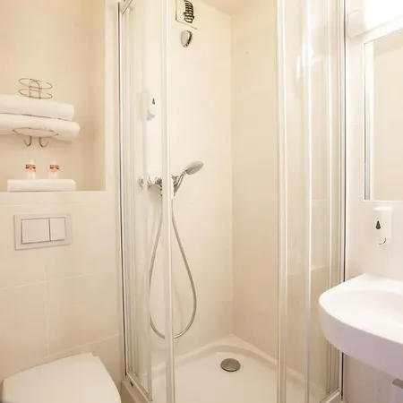 Hotel Lyon - Priest 3*